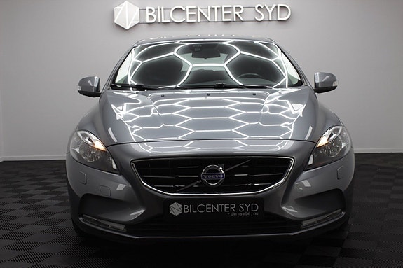 Volvo V40 2 of 5