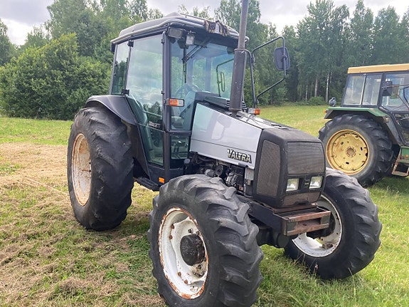 Valmet/Valtra 700 med skogshytt och Skogsdäck 3 of 12