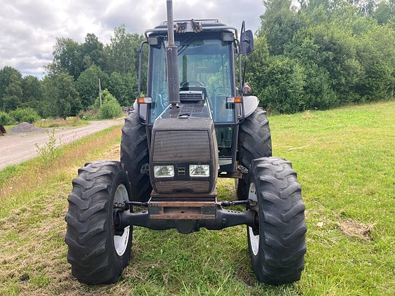 Valmet/Valtra 700 med skogshytt och Skogsdäck 2 of 12