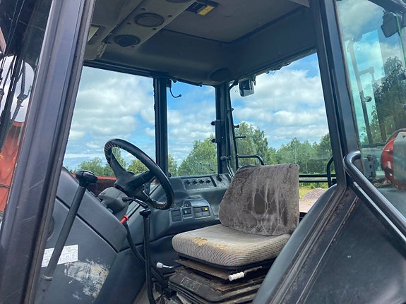 Valmet/Valtra 700 med skogshytt och Skogsdäck 8 of 12