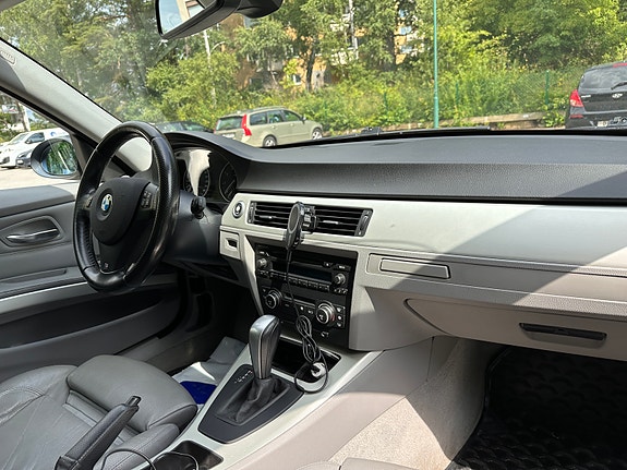 BMW 320i 5 of 5