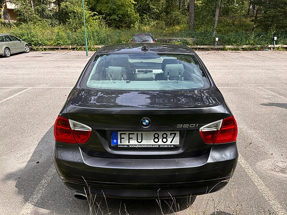 BMW 320i 3 of 5