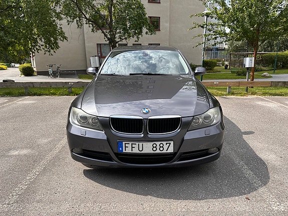 BMW 320i 2 of 5