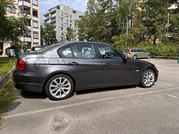 BMW 320i 4 of 5