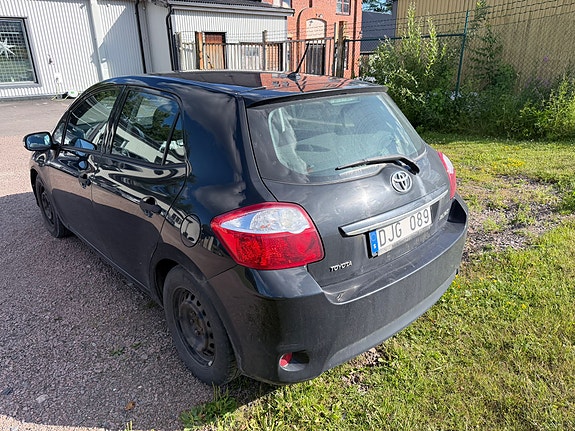 Toyota Auris 2 of 15