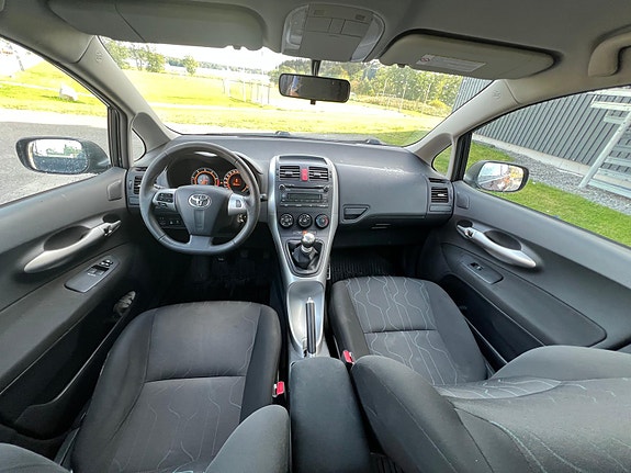 Toyota Auris 5 of 15