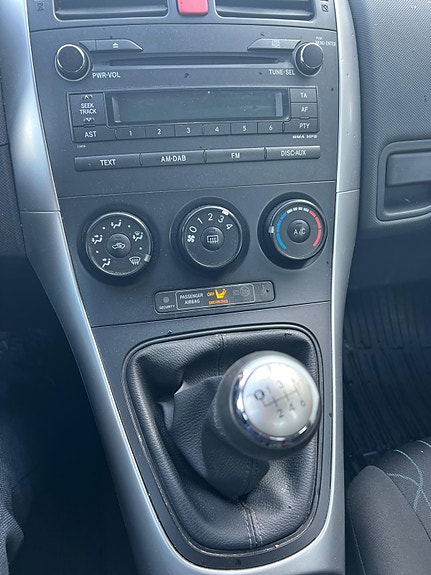 Toyota Auris 7 of 15