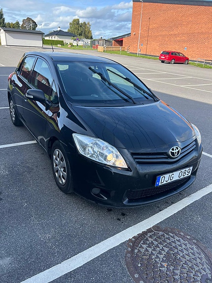 Toyota Auris 2 of 15