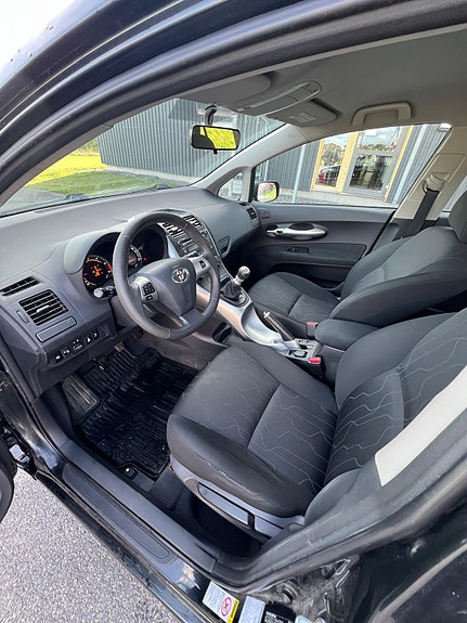 Toyota Auris 6 of 15