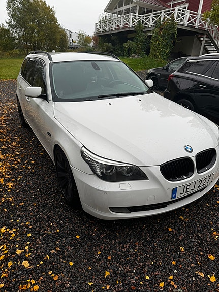 BMW 525d 2 of 5