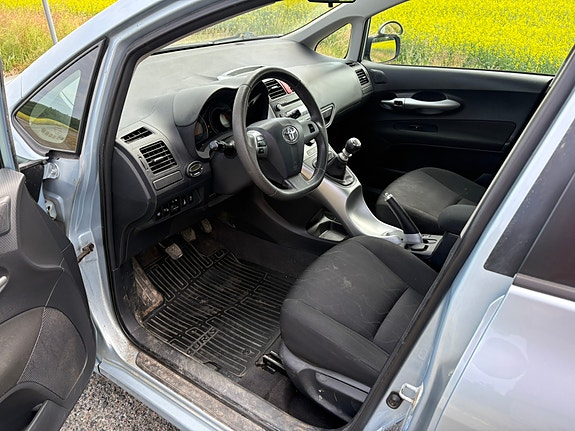Toyota Auris 4 of 6