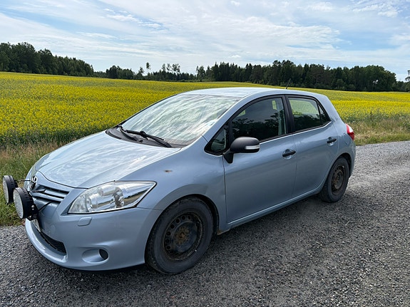 Toyota Auris 2 of 6