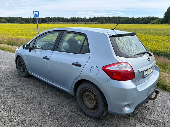 Toyota Auris 3 of 6