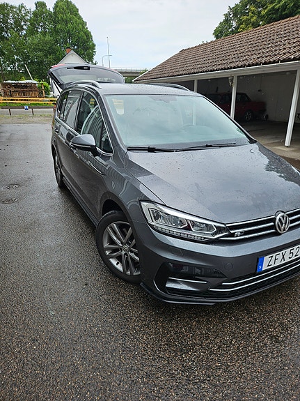 Volkswagen Touran 2 of 5