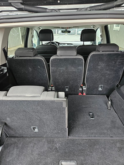 Volkswagen Touran 3 of 5