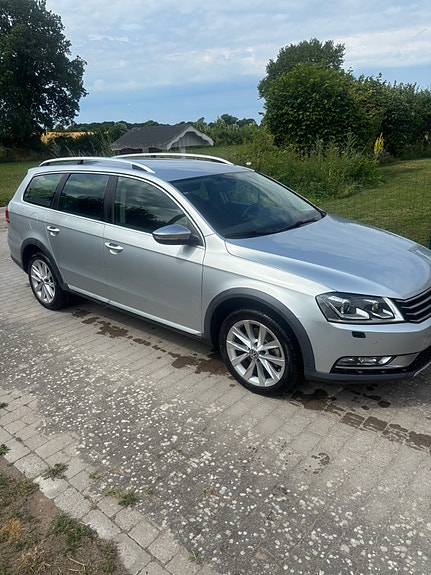 Volkswagen Passat Alltrack 2 of 5