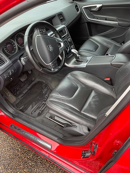 Volvo V60 2 of 8