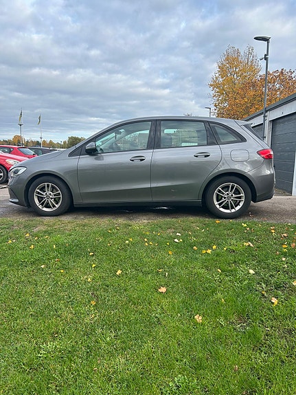 Mercedes-Benz B200 d 2 of 7