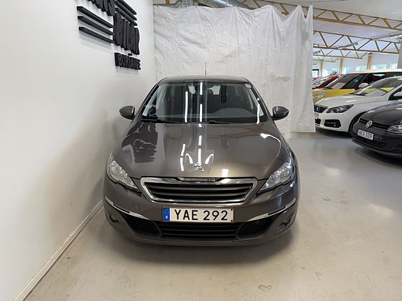 Peugeot 308 SW 2 of 5