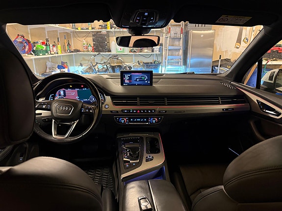 Audi Q7 2 of 27