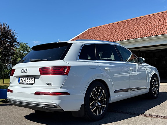 Audi Q7 2 of 25