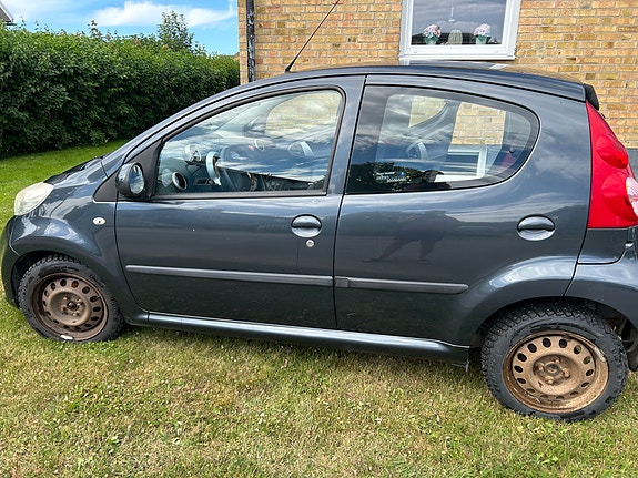 Peugeot 107 2 of 5