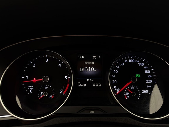 Volkswagen Passat 23 of 30