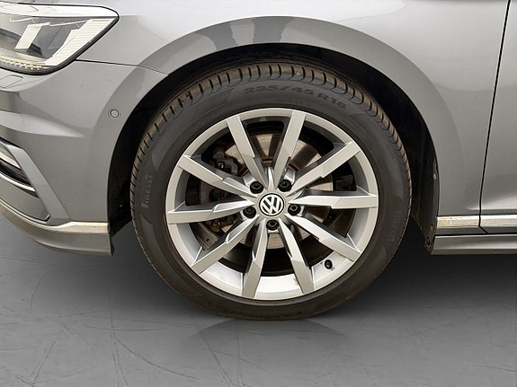 Volkswagen Passat 10 of 30