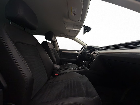 Volkswagen Passat 14 of 30
