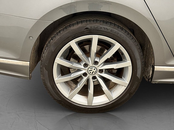 Volkswagen Passat 12 of 30