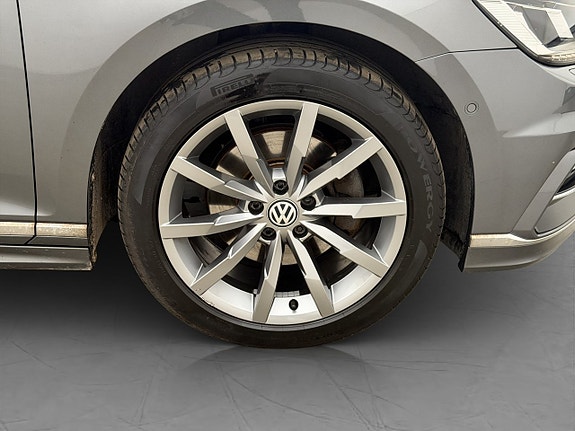 Volkswagen Passat 13 of 30