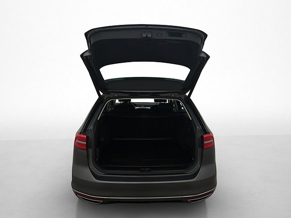 Volkswagen Passat 16 of 30