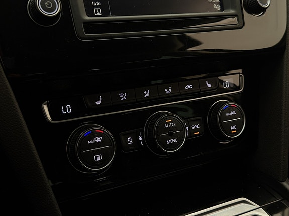 Volkswagen Passat 26 of 30
