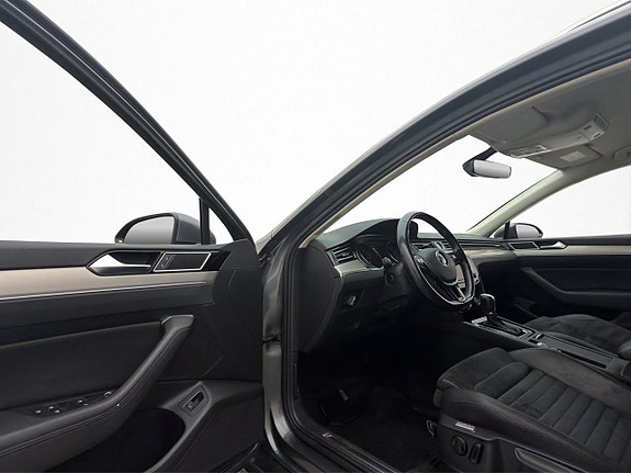 Volkswagen Passat 21 of 30