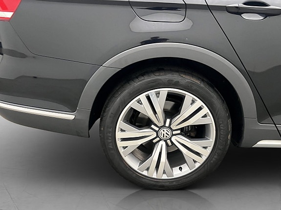 Volkswagen Passat Alltrack 12 of 30