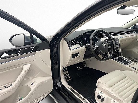 Volkswagen Passat Alltrack 21 of 30