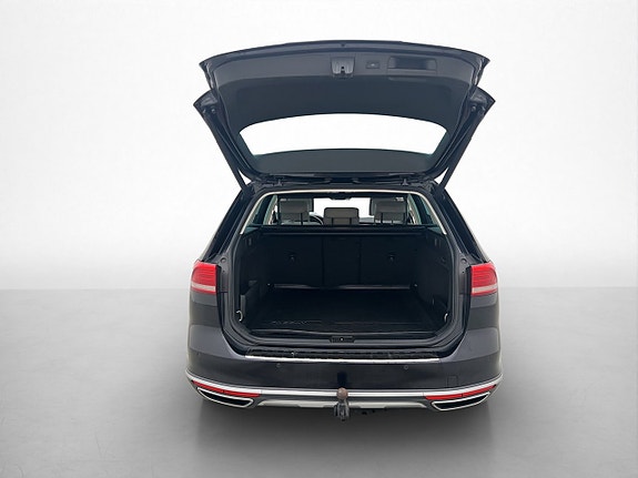 Volkswagen Passat Alltrack 17 of 30