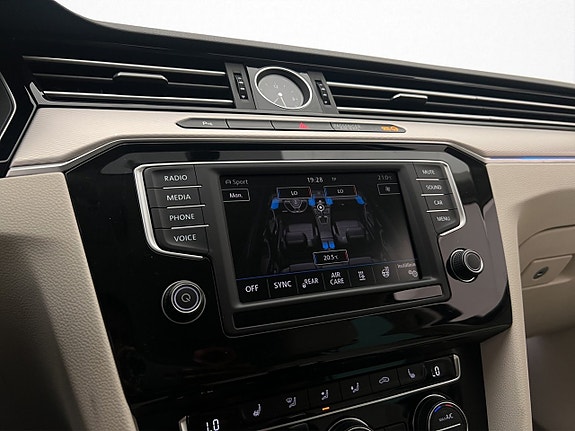 Volkswagen Passat Alltrack 25 of 30