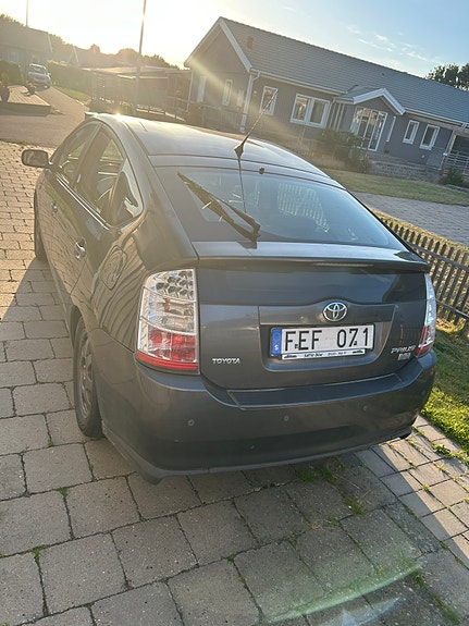 Toyota Prius 2 of 3