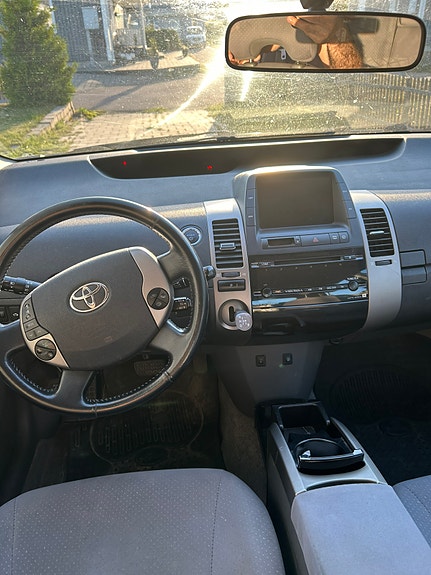 Toyota Prius 3 of 3
