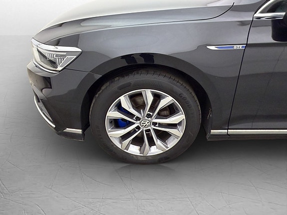 Volkswagen Passat 10 of 30
