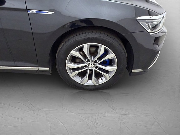 Volkswagen Passat 13 of 30