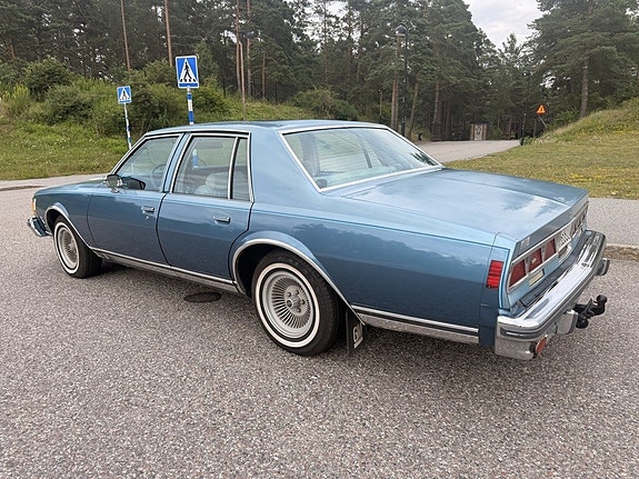Chevrolet Caprice 3 of 5
