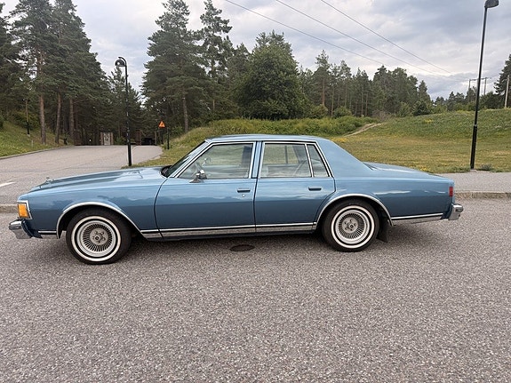 Chevrolet Caprice 2 of 5