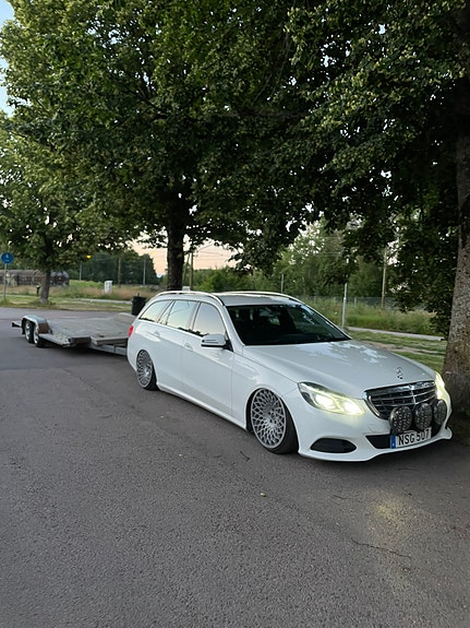 Mercedes-Benz E220 2 of 14