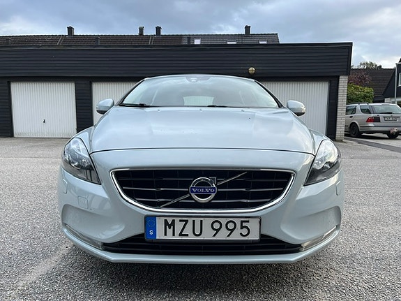 Volvo V40 3 of 9