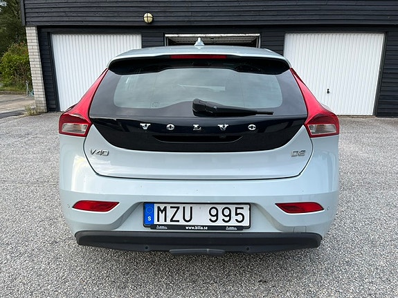 Volvo V40 2 of 9
