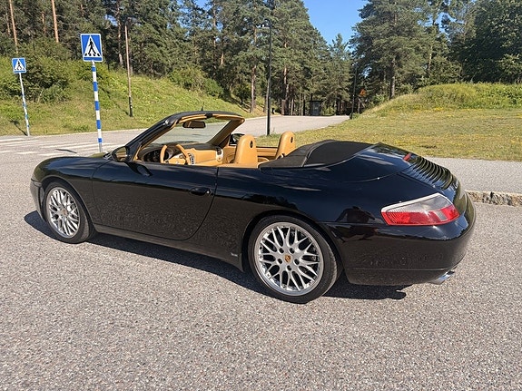 Porsche 911 Carrera 4 2 of 5