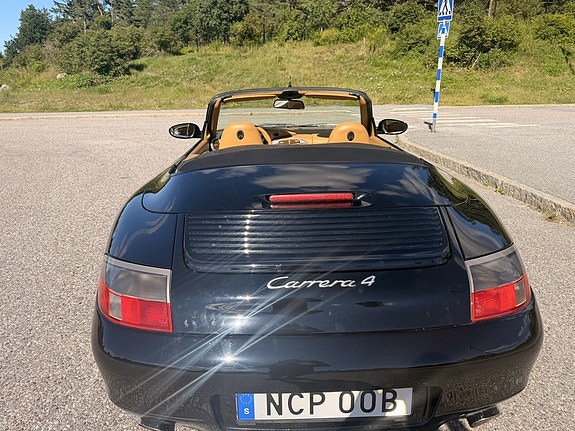Porsche 911 Carrera 4 3 of 5