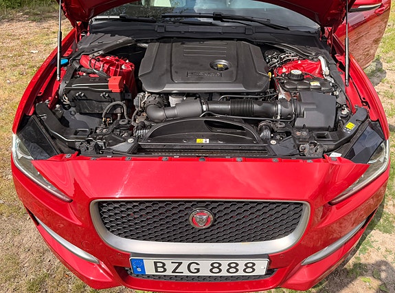 Jaguar XE 12 of 12